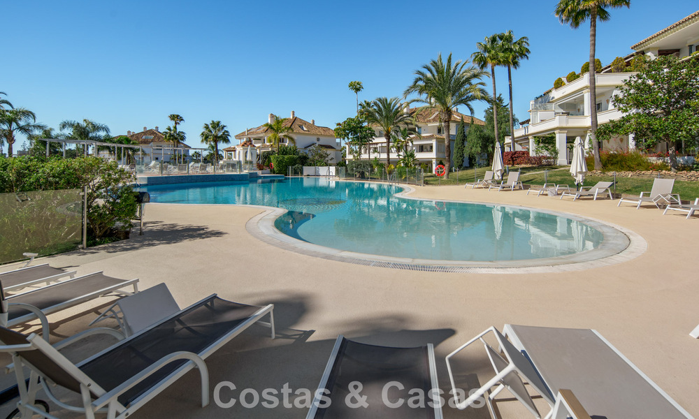 Exclusief duplex penthouse met een modern en licht interieur te koop in een beveiligd complex op de Golden Mile, Marbella 796421