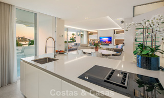 Exclusief duplex penthouse met een modern en licht interieur te koop in een beveiligd complex op de Golden Mile, Marbella 796422 