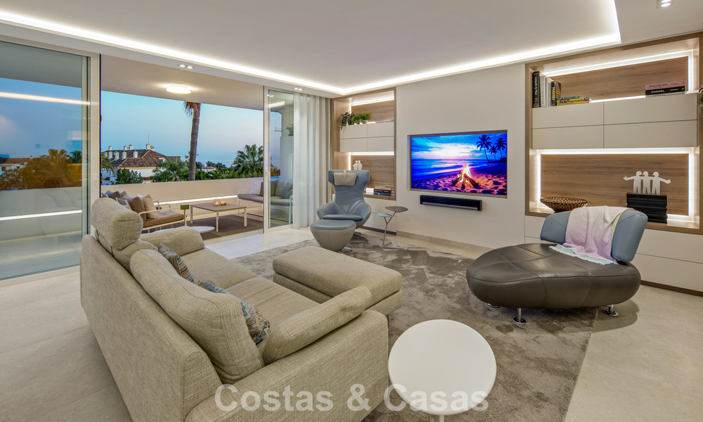 Exclusief duplex penthouse met een modern en licht interieur te koop in een beveiligd complex op de Golden Mile, Marbella 796427