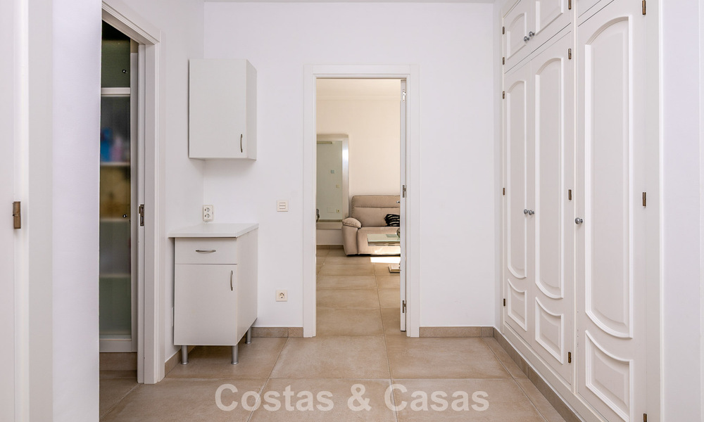 Majestueuze modern gerenoveerde villa met panoramisch zeezicht te koop op een royaal perceel ten oosten van Marbella centrum 796501