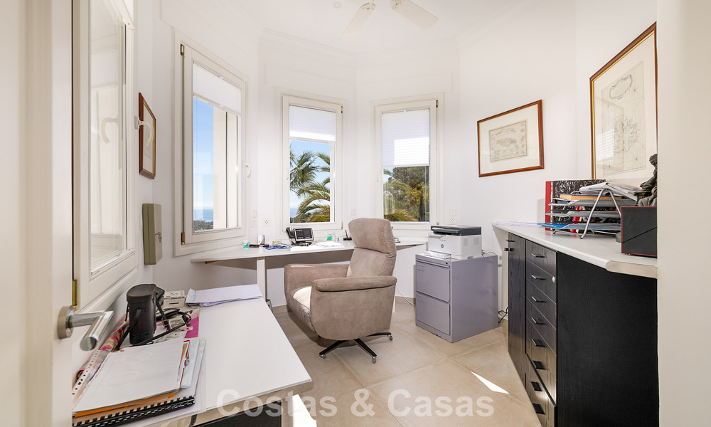 Majestueuze modern gerenoveerde villa met panoramisch zeezicht te koop op een royaal perceel ten oosten van Marbella centrum 796512