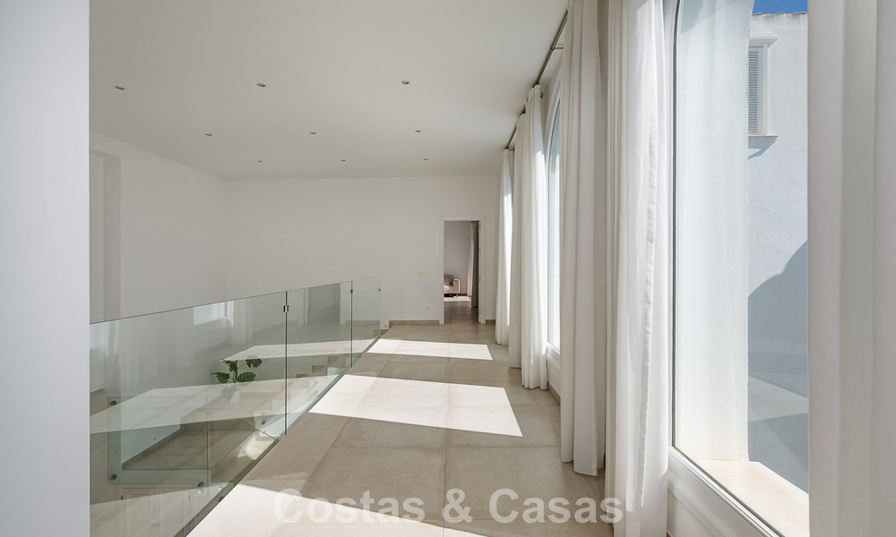 Majestueuze modern gerenoveerde villa met panoramisch zeezicht te koop op een royaal perceel ten oosten van Marbella centrum 796521