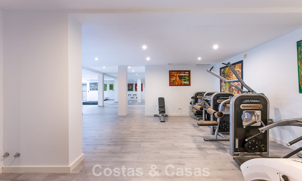 Majestueuze modern gerenoveerde villa met panoramisch zeezicht te koop op een royaal perceel ten oosten van Marbella centrum 796524