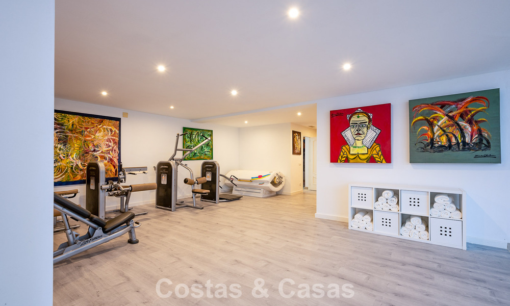 Majestueuze modern gerenoveerde villa met panoramisch zeezicht te koop op een royaal perceel ten oosten van Marbella centrum 796528