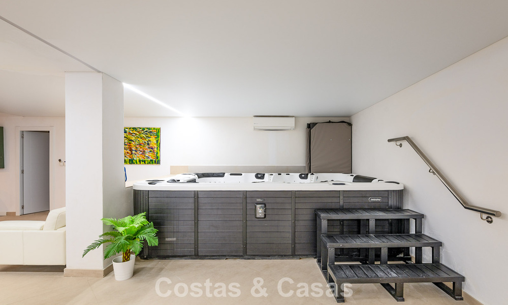 Majestueuze modern gerenoveerde villa met panoramisch zeezicht te koop op een royaal perceel ten oosten van Marbella centrum 796529