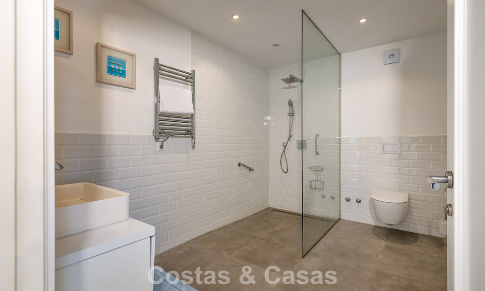 Majestueuze modern gerenoveerde villa met panoramisch zeezicht te koop op een royaal perceel ten oosten van Marbella centrum 796536