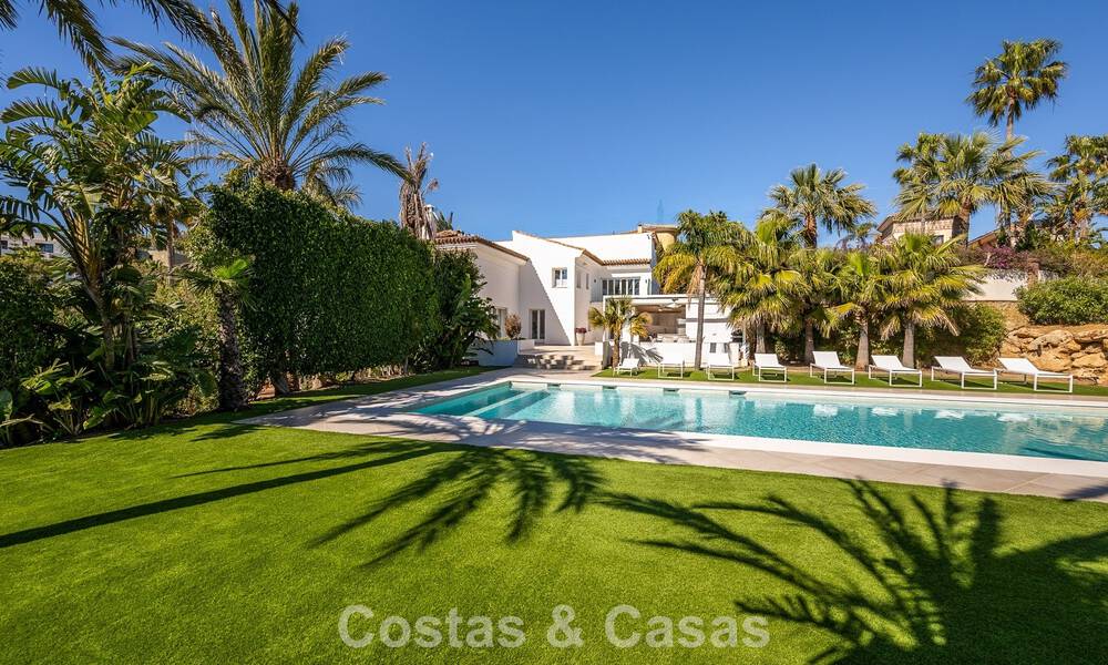 Majestueuze modern gerenoveerde villa met panoramisch zeezicht te koop op een royaal perceel ten oosten van Marbella centrum 796557