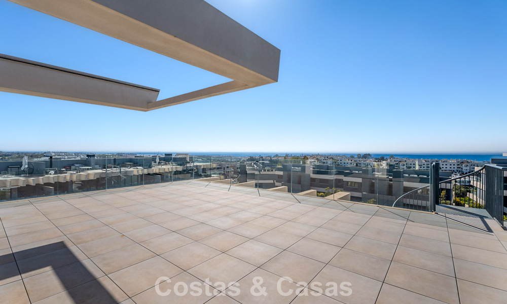 Eigentijds penthouse met zeezicht vanaf het royale dakterras te koop aan de New Golden Mile, tussen Marbella en Estepona 796602