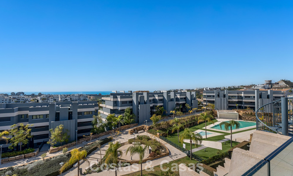 Eigentijds penthouse met zeezicht vanaf het royale dakterras te koop aan de New Golden Mile, tussen Marbella en Estepona 796604