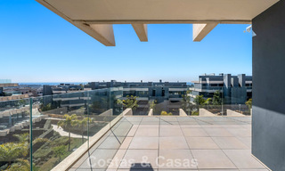 Eigentijds penthouse met zeezicht vanaf het royale dakterras te koop aan de New Golden Mile, tussen Marbella en Estepona 796605 