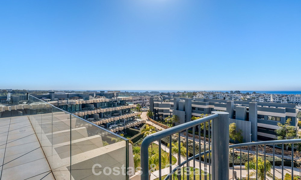 Eigentijds penthouse met zeezicht vanaf het royale dakterras te koop aan de New Golden Mile, tussen Marbella en Estepona 796607
