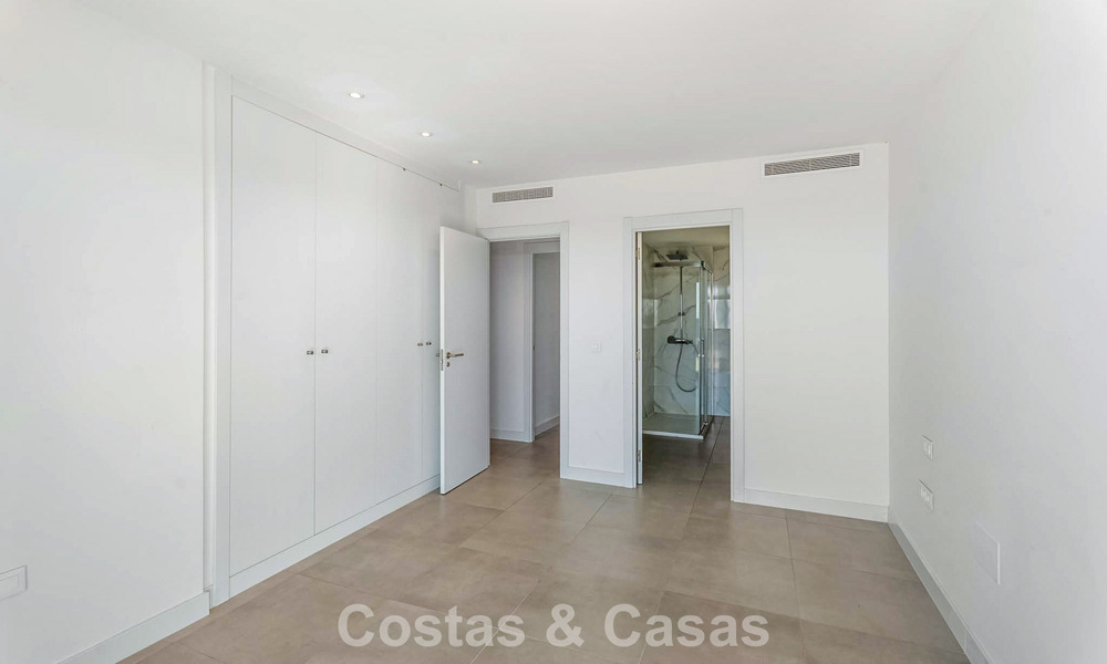 Eigentijds penthouse met zeezicht vanaf het royale dakterras te koop aan de New Golden Mile, tussen Marbella en Estepona 796615