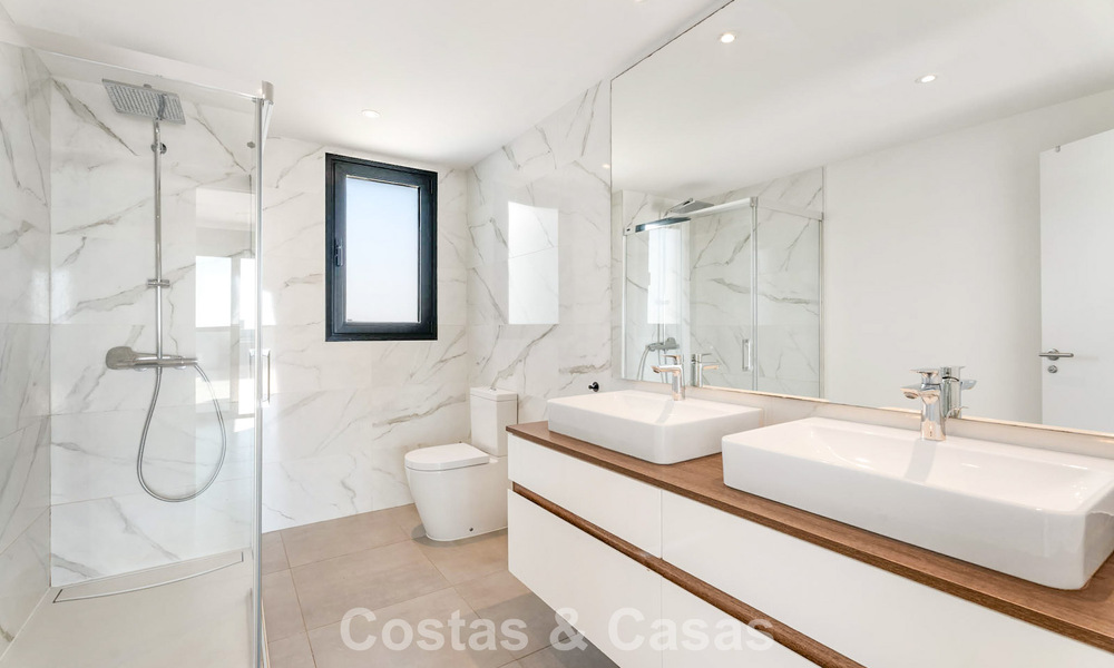 Eigentijds penthouse met zeezicht vanaf het royale dakterras te koop aan de New Golden Mile, tussen Marbella en Estepona 796616