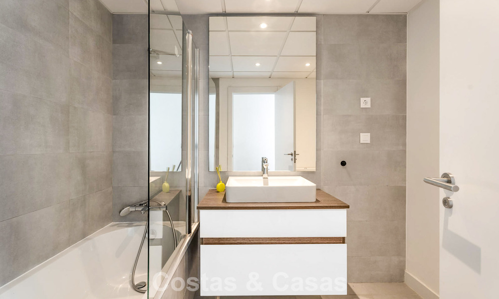 Eigentijds penthouse met zeezicht vanaf het royale dakterras te koop aan de New Golden Mile, tussen Marbella en Estepona 796618