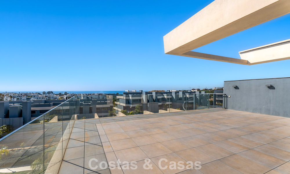 Eigentijds penthouse met zeezicht vanaf het royale dakterras te koop aan de New Golden Mile, tussen Marbella en Estepona 796621