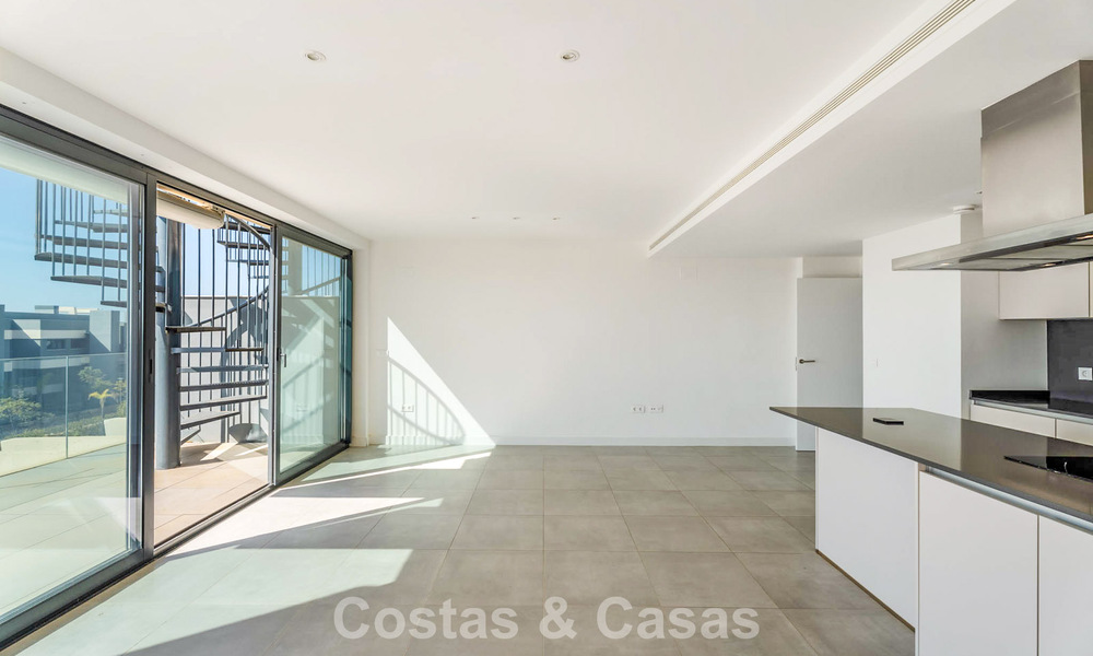 Eigentijds penthouse met zeezicht vanaf het royale dakterras te koop aan de New Golden Mile, tussen Marbella en Estepona 796624