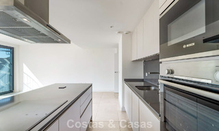 Eigentijds penthouse met zeezicht vanaf het royale dakterras te koop aan de New Golden Mile, tussen Marbella en Estepona 796626 