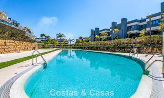 Eigentijds penthouse met zeezicht vanaf het royale dakterras te koop aan de New Golden Mile, tussen Marbella en Estepona 796628 