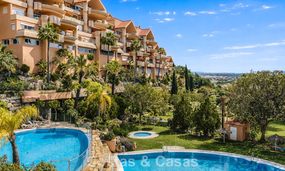 Ruim appartement met panoramisch golf- en zeezicht te koop in Nueva Andalucia, Marbella 796918