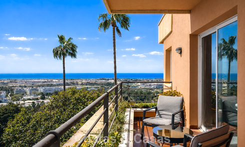 Ruim appartement met panoramisch golf- en zeezicht te koop in Nueva Andalucia, Marbella 796926