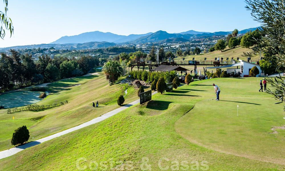 Ruim appartement met panoramisch golf- en zeezicht te koop in Nueva Andalucia, Marbella 796956
