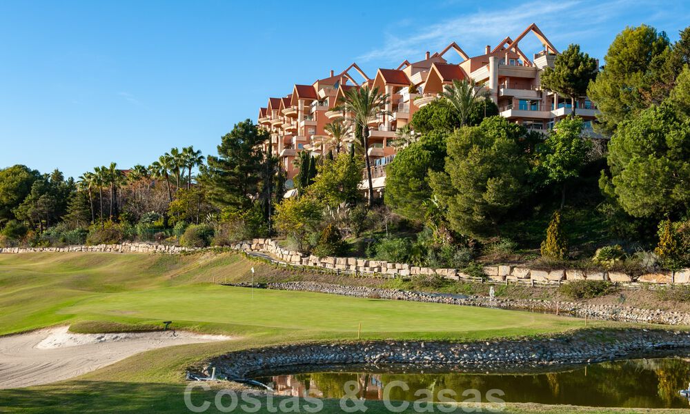 Ruim appartement met panoramisch golf- en zeezicht te koop in Nueva Andalucia, Marbella 796957