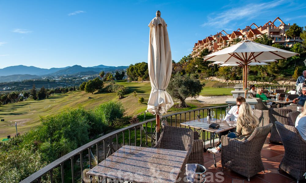 Ruim appartement met panoramisch golf- en zeezicht te koop in Nueva Andalucia, Marbella 796958