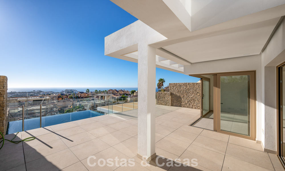 Instapklaar! Luxueuze, moderne appartementen met panoramisch zeezicht te koop in Mijas’ golfvallei aan de Costa del Sol 797112