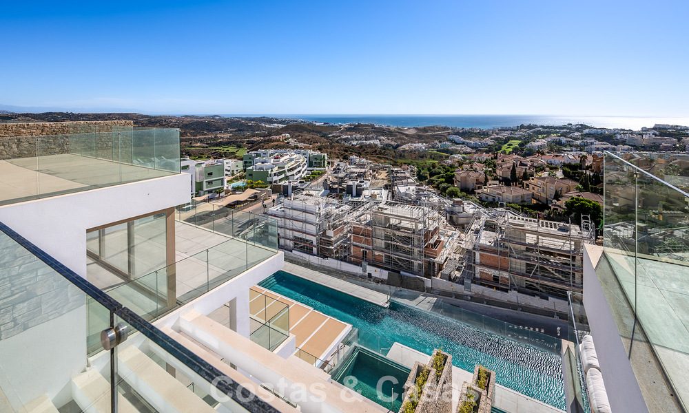 Instapklaar! Luxueuze, moderne appartementen met panoramisch zeezicht te koop in Mijas’ golfvallei aan de Costa del Sol 797114