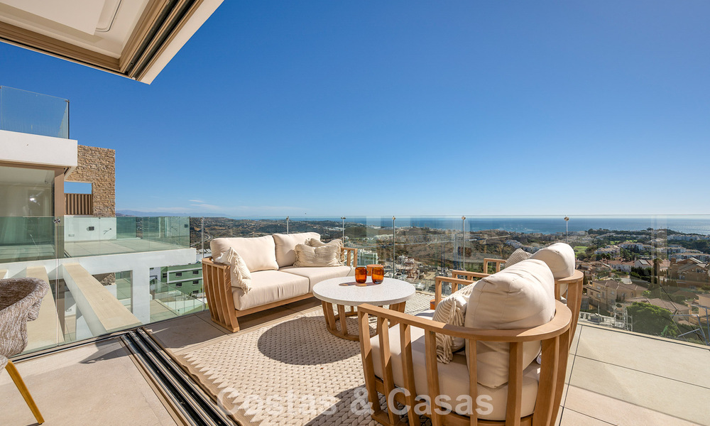 Instapklaar! Luxueuze, moderne appartementen met panoramisch zeezicht te koop in Mijas’ golfvallei aan de Costa del Sol 797124