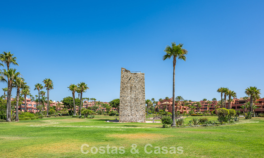 Luxueus duplex penthouse te koop in een vijfsterren strandcomplex op de New Golden Mile tussen Marbella en Estepona 797815