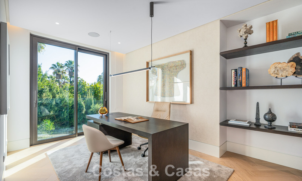 Gesofisticeerde luxevilla te koop in een exclusieve, rustige, gated woonwijk op de Golden Mile van Marbella 798029
