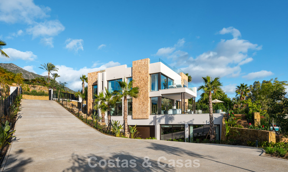 Gesofisticeerde luxevilla te koop in een exclusieve, rustige, gated woonwijk op de Golden Mile van Marbella 798047