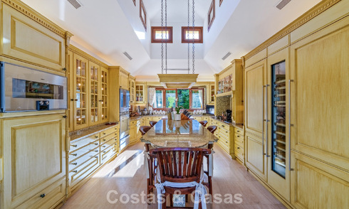 Opmerkelijke, Spaanse luxevilla te koop in een groene oase aan de Golden Mile van Marbella 798169