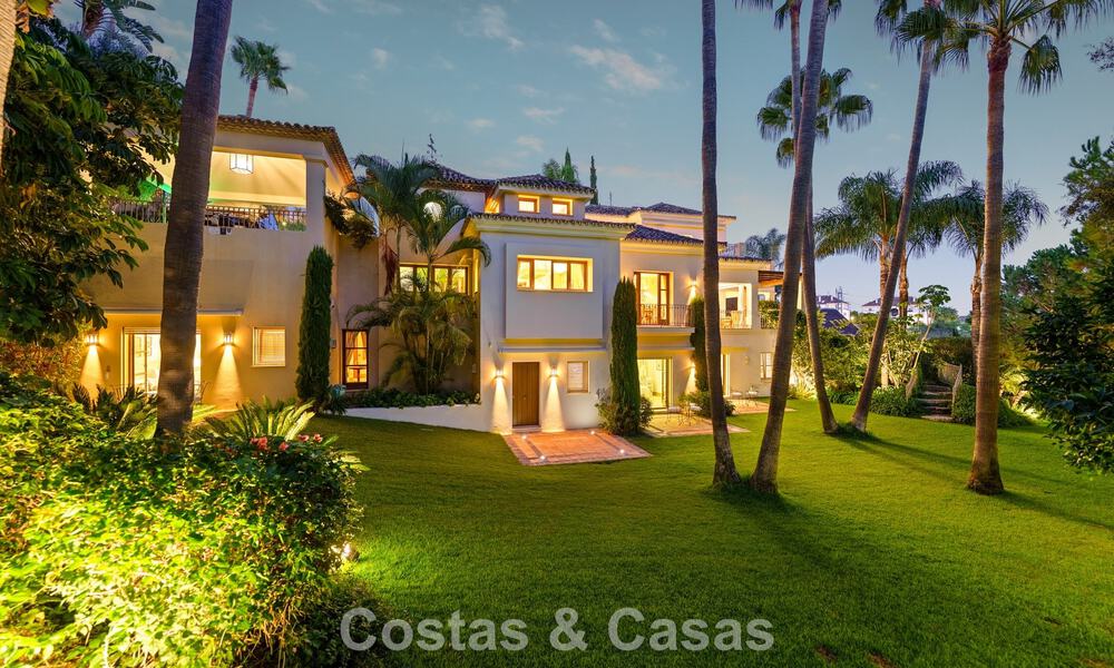 Opmerkelijke, Spaanse luxevilla met zeezicht te koop in een groene oase aan de Golden Mile van Marbella 798175