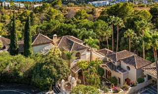 Opmerkelijke, Spaanse luxevilla met zeezicht te koop in een groene oase aan de Golden Mile van Marbella 798180 