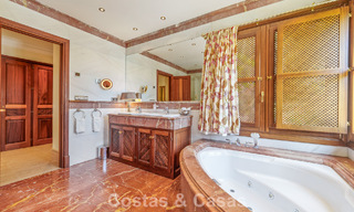 Opmerkelijke, Spaanse luxevilla met zeezicht te koop in een groene oase aan de Golden Mile van Marbella 798184 
