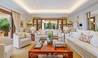 Opmerkelijke, Spaanse luxevilla met zeezicht te koop in een groene oase aan de Golden Mile van Marbella 798192 