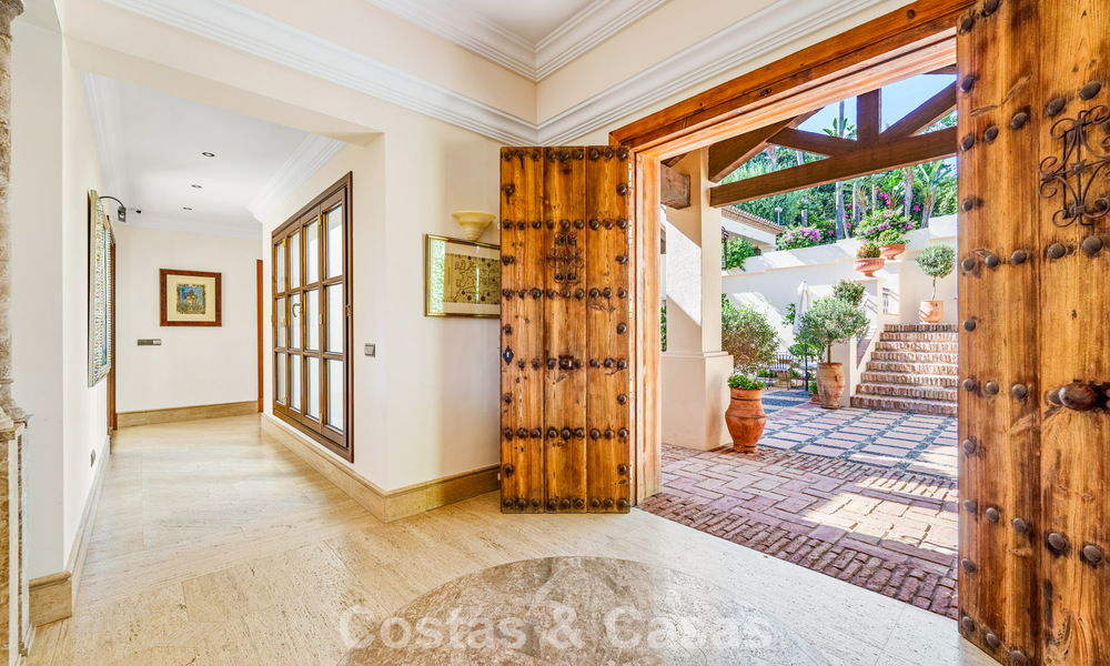 Opmerkelijke, Spaanse luxevilla met zeezicht te koop in een groene oase aan de Golden Mile van Marbella 798198