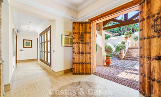 Opmerkelijke, Spaanse luxevilla met zeezicht te koop in een groene oase aan de Golden Mile van Marbella 798198 