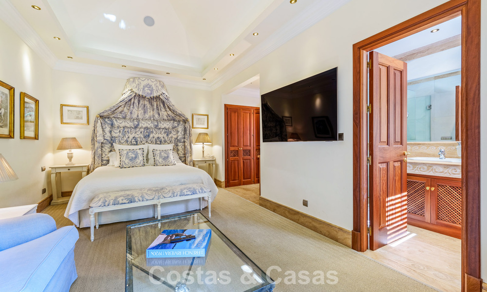 Opmerkelijke, Spaanse luxevilla met zeezicht te koop in een groene oase aan de Golden Mile van Marbella 798201
