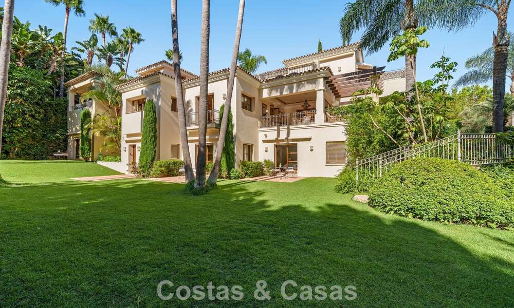 Opmerkelijke, Spaanse luxevilla met zeezicht te koop in een groene oase aan de Golden Mile van Marbella 798203