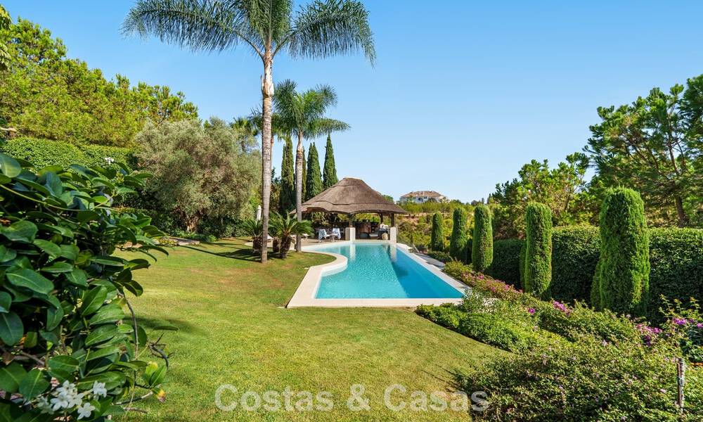 Opmerkelijke, Spaanse luxevilla met zeezicht te koop in een groene oase aan de Golden Mile van Marbella 798204