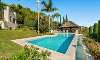 Opmerkelijke, Spaanse luxevilla met zeezicht te koop in een groene oase aan de Golden Mile van Marbella 798205 