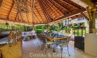 Opmerkelijke, Spaanse luxevilla met zeezicht te koop in een groene oase aan de Golden Mile van Marbella 798207 