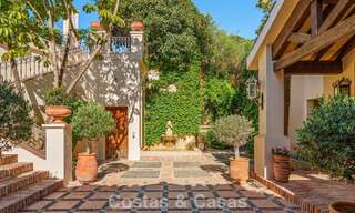 Opmerkelijke, Spaanse luxevilla met zeezicht te koop in een groene oase aan de Golden Mile van Marbella 798210 