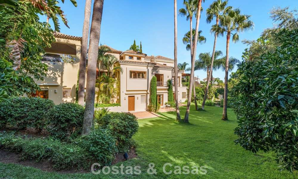 Opmerkelijke, Spaanse luxevilla met zeezicht te koop in een groene oase aan de Golden Mile van Marbella 798211