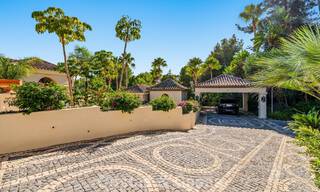 Opmerkelijke, Spaanse luxevilla met zeezicht te koop in een groene oase aan de Golden Mile van Marbella 798212 