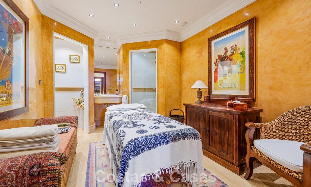 Opmerkelijke, Spaanse luxevilla met zeezicht te koop in een groene oase aan de Golden Mile van Marbella 798213