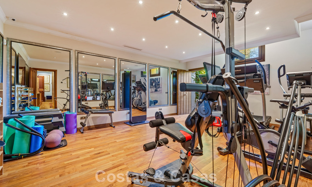 Opmerkelijke, Spaanse luxevilla met zeezicht te koop in een groene oase aan de Golden Mile van Marbella 798217